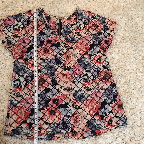 Floral Short Sleeve Top - Size Medium - Excellent Condition - Picture 4 of 7